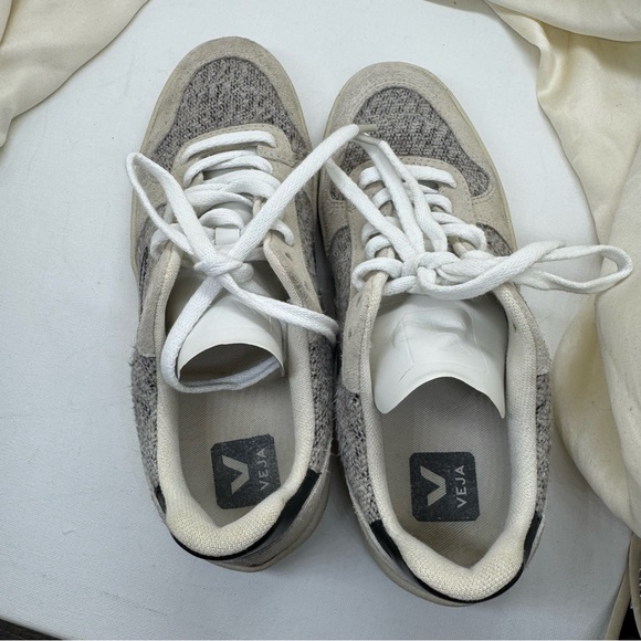 Veja V-10 Flannel Snow Black women’s sneakers
Size US 5 - Picture 5 of 8